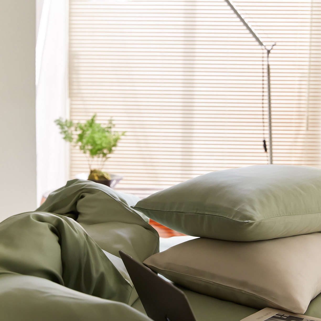 91家纺网 家纺一手货源 找家纺 群鹿蚕丝羽绒馆 2025新款60支兰精天丝纯色双拼四件套 香奈儿绿-嫩叶绿