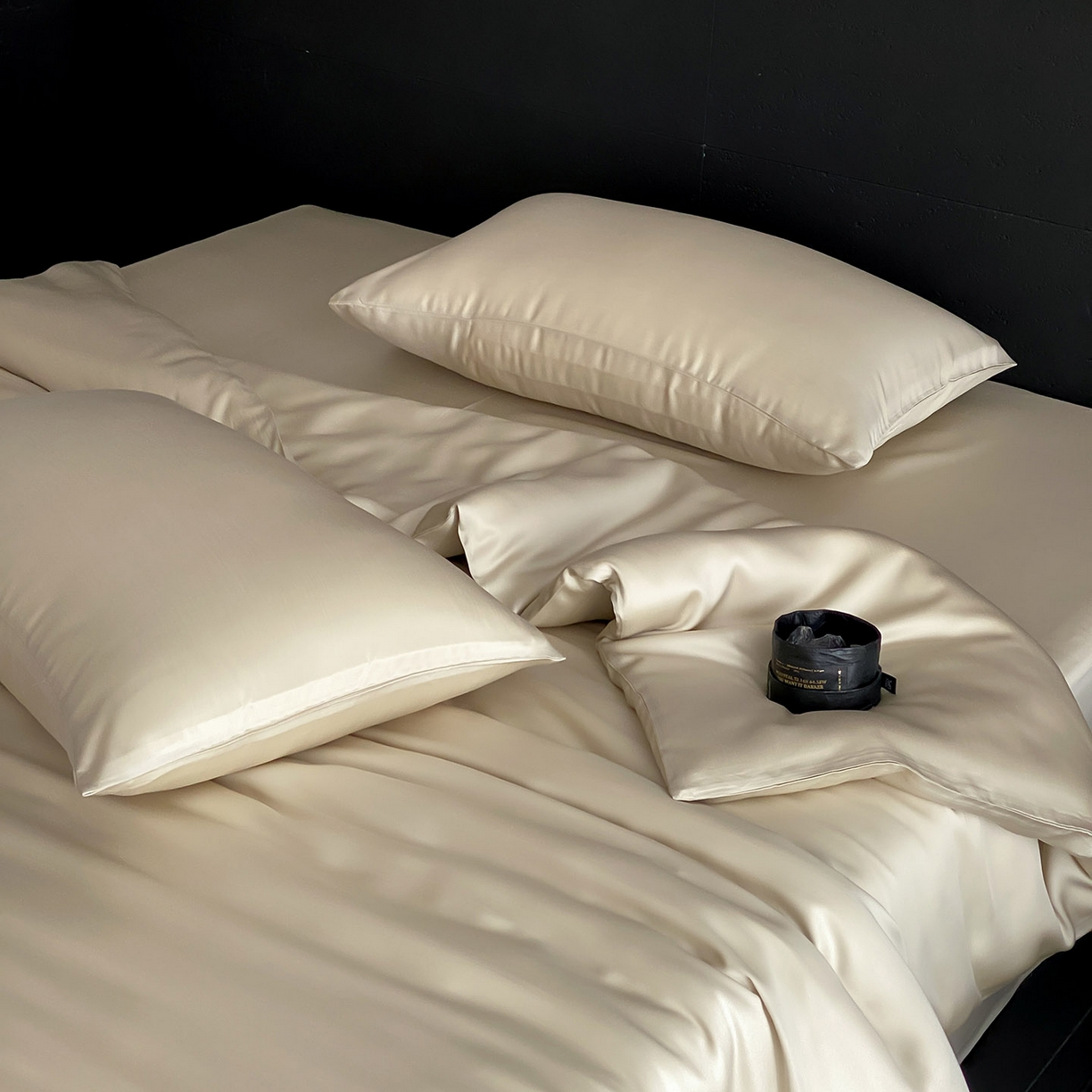 91家纺网 家纺一手货源 找家纺 群鹿蚕丝羽绒馆 2025新款60支兰精天丝纯色双拼四件套 烟轻绿