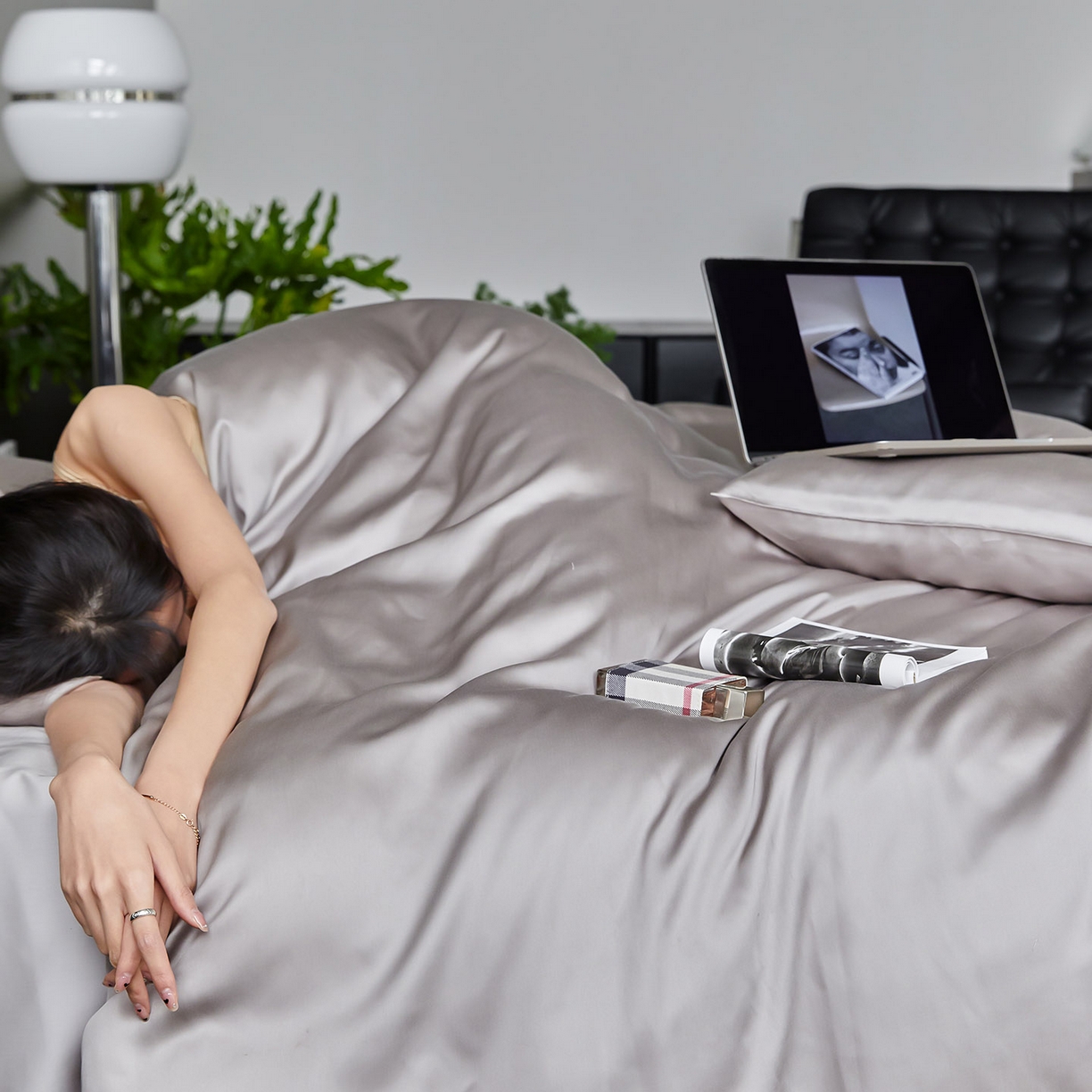 91家纺网 家纺一手货源 找家纺 群鹿蚕丝羽绒馆 2025新款60支兰精天丝纯色双拼四件套 岩石灰