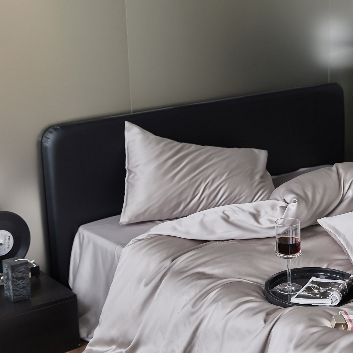 91家纺网 家纺一手货源 找家纺 群鹿蚕丝羽绒馆 2025新款60支兰精天丝纯色双拼四件套 岩石灰