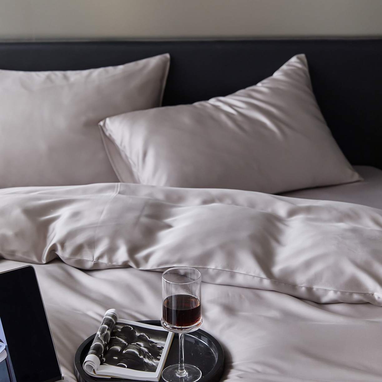 91家纺网 家纺一手货源 找家纺 群鹿蚕丝羽绒馆 2025新款60支兰精天丝纯色双拼四件套 岩石灰