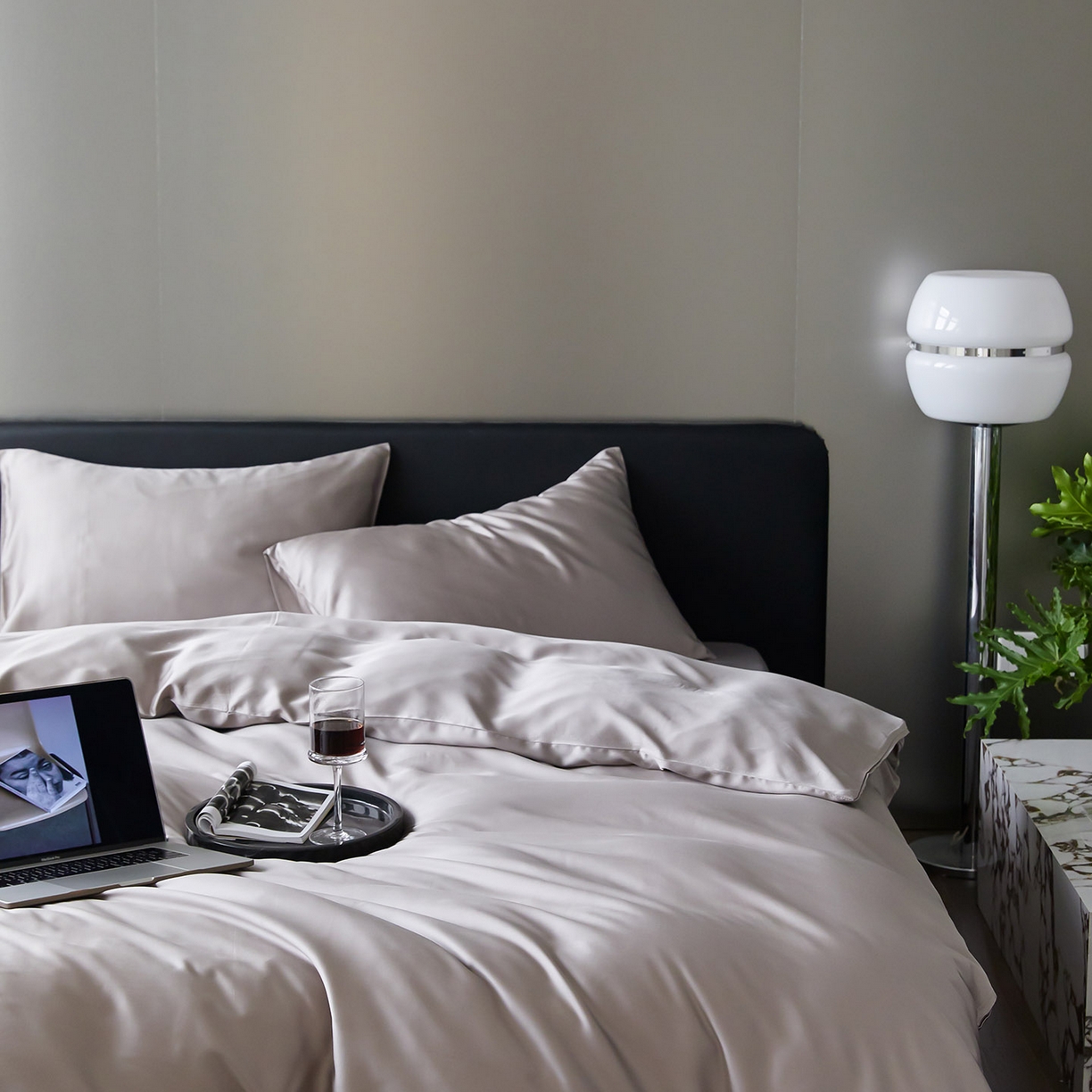 91家纺网 家纺一手货源 找家纺 群鹿蚕丝羽绒馆 2025新款60支兰精天丝纯色双拼四件套 岩石灰