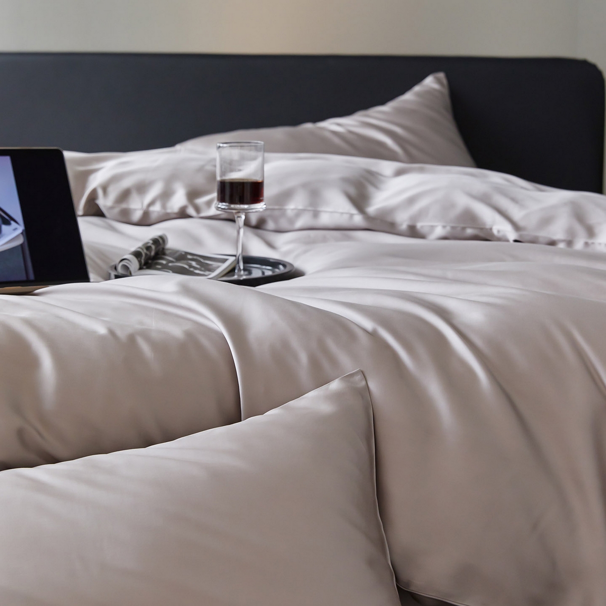 91家纺网 家纺一手货源 找家纺 群鹿蚕丝羽绒馆 2025新款60支兰精天丝纯色双拼四件套 岩石灰