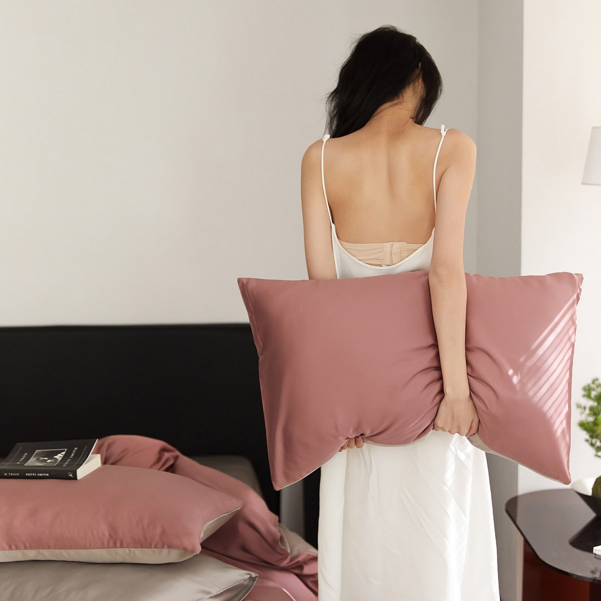 91家纺网 家纺一手货源 找家纺 群鹿蚕丝羽绒馆 2025新款60支兰精天丝纯色双拼四件套 野樱莓-芋泥灰