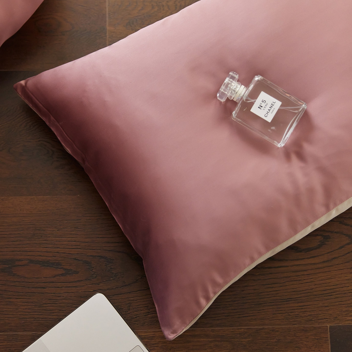 91家纺网 家纺一手货源 找家纺 群鹿蚕丝羽绒馆 2025新款60支兰精天丝纯色双拼四件套 野樱莓-芋泥灰