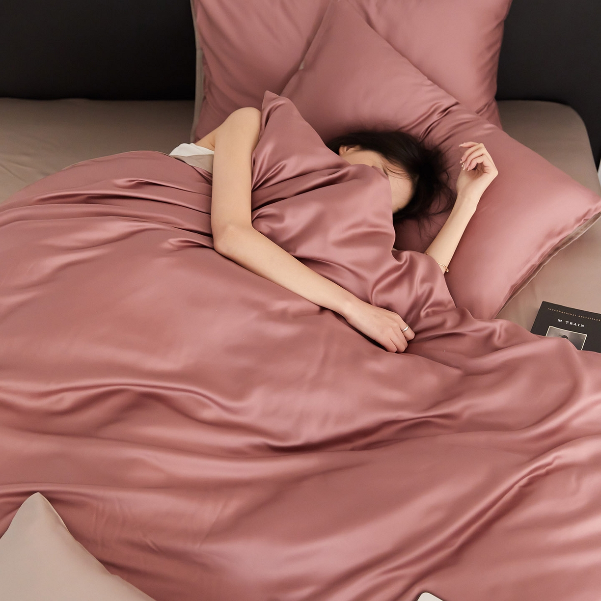 91家纺网 家纺一手货源 找家纺 群鹿蚕丝羽绒馆 2025新款60支兰精天丝纯色双拼四件套 野樱莓-芋泥灰