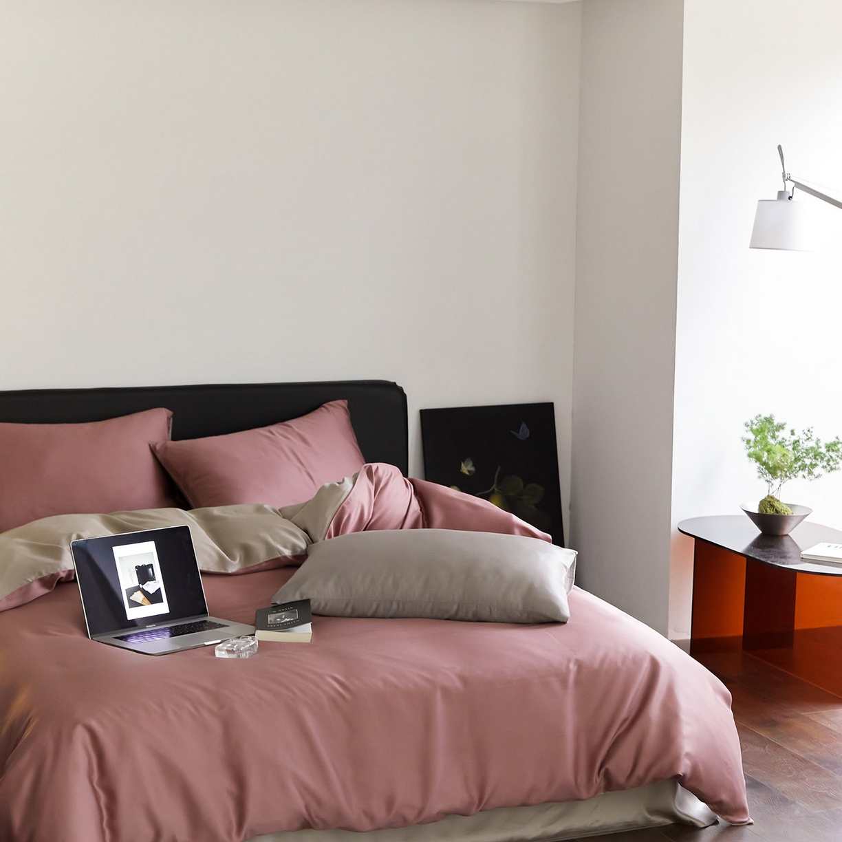 91家纺网 家纺一手货源 找家纺 群鹿蚕丝羽绒馆 2025新款60支兰精天丝纯色双拼四件套 野樱莓-芋泥灰