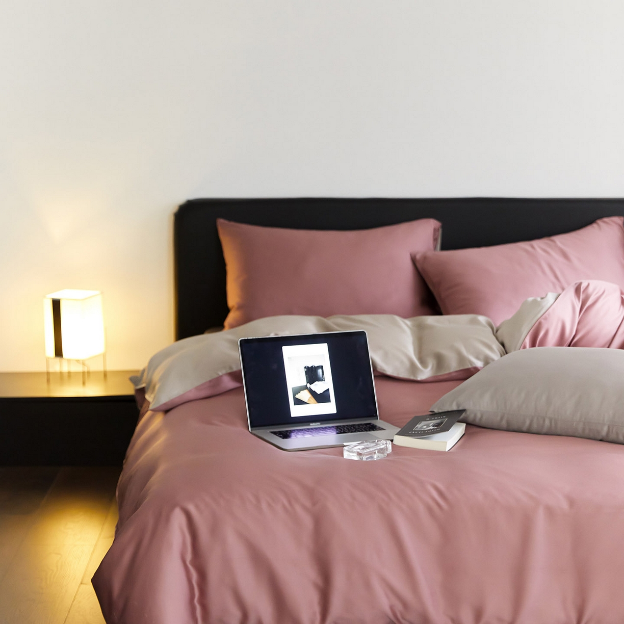 91家纺网 家纺一手货源 找家纺 群鹿蚕丝羽绒馆 2025新款60支兰精天丝纯色双拼四件套 野樱莓-芋泥灰