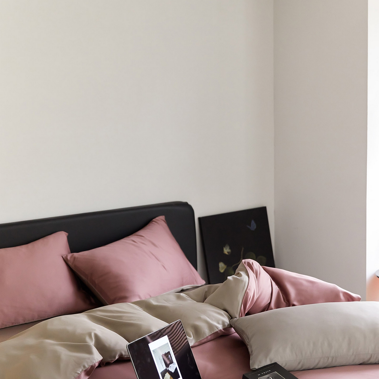 91家纺网 家纺一手货源 找家纺 群鹿蚕丝羽绒馆 2025新款60支兰精天丝纯色双拼四件套 野樱莓-芋泥灰