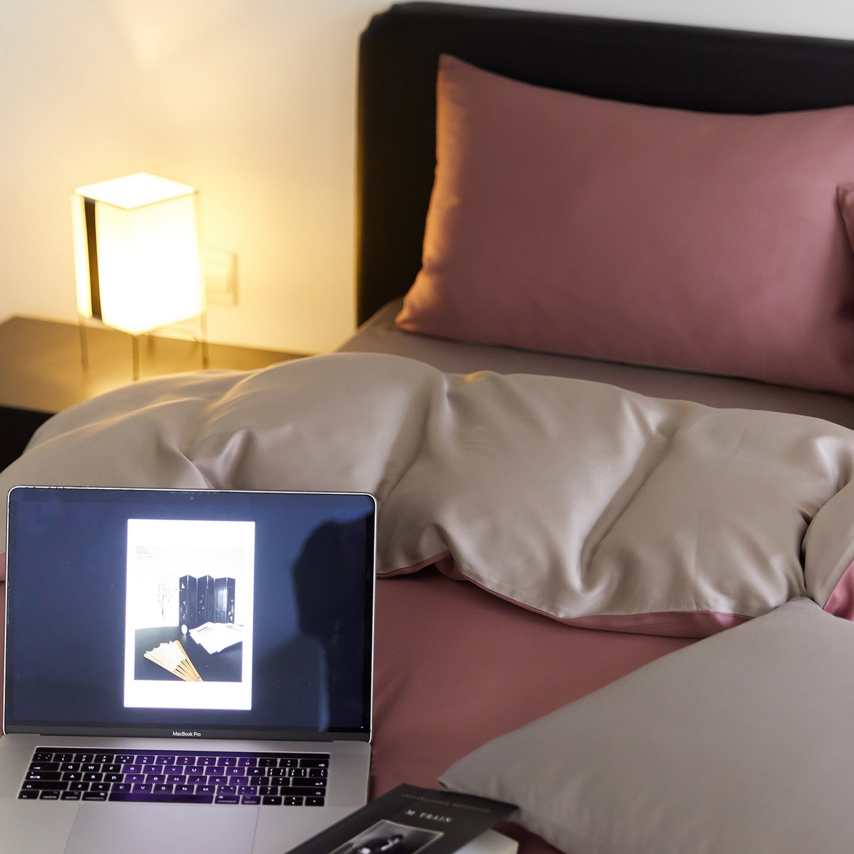 91家纺网 家纺一手货源 找家纺 群鹿蚕丝羽绒馆 2025新款60支兰精天丝纯色双拼四件套 野樱莓-芋泥灰