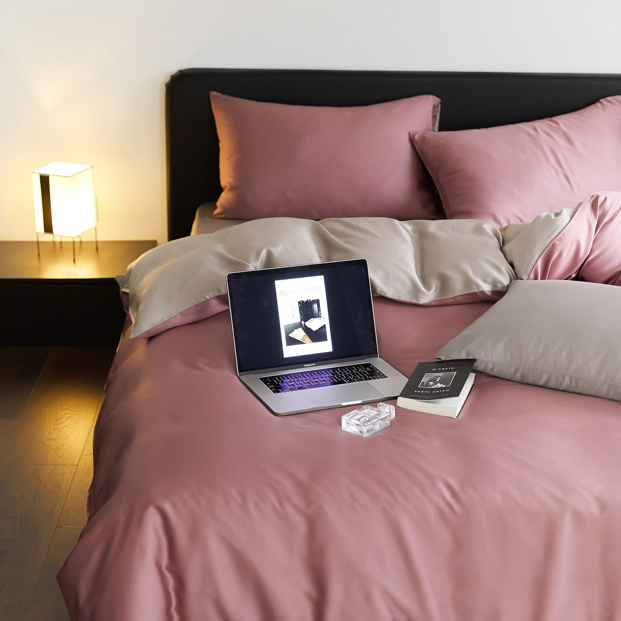 91家纺网 家纺一手货源 找家纺 群鹿蚕丝羽绒馆 2025新款60支兰精天丝纯色双拼四件套 野樱莓-芋泥灰