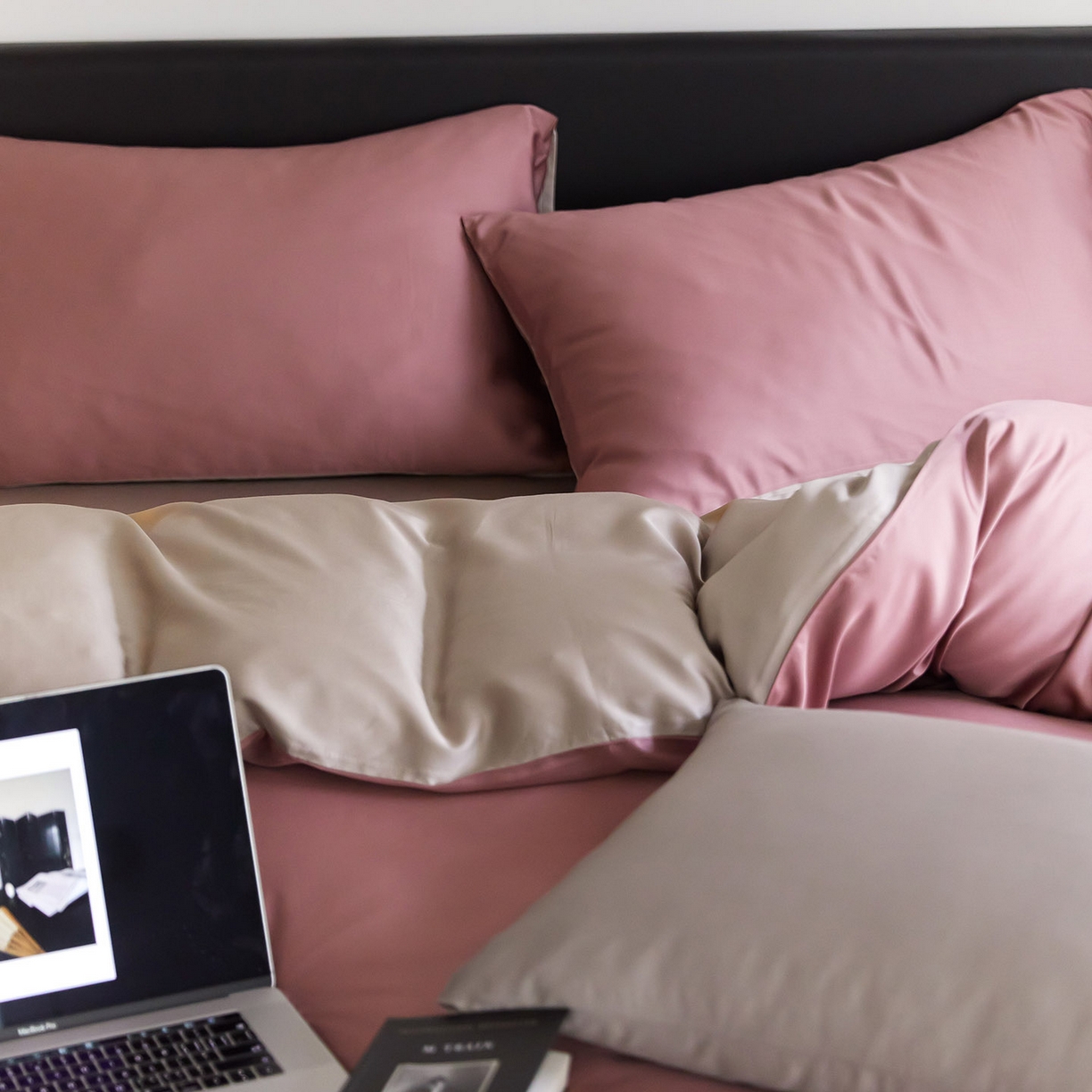 91家纺网 家纺一手货源 找家纺 群鹿蚕丝羽绒馆 2025新款60支兰精天丝纯色双拼四件套 野樱莓-芋泥灰