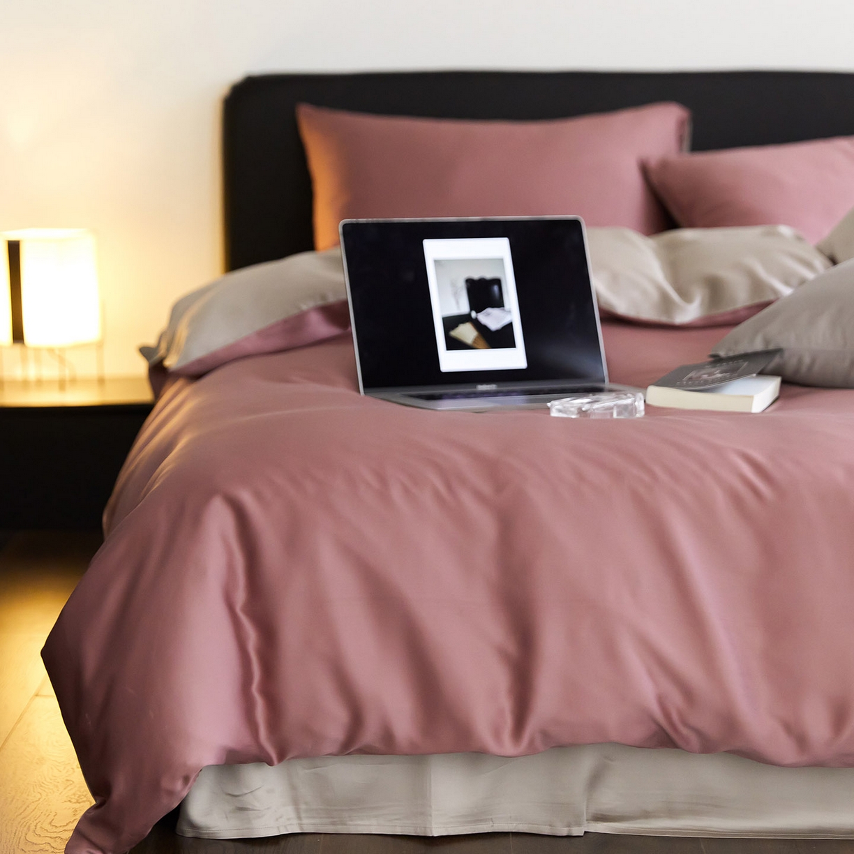 91家纺网 家纺一手货源 找家纺 群鹿蚕丝羽绒馆 2025新款60支兰精天丝纯色双拼四件套 野樱莓-芋泥灰