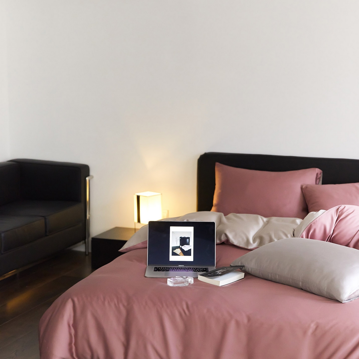 91家纺网 家纺一手货源 找家纺 群鹿蚕丝羽绒馆 2025新款60支兰精天丝纯色双拼四件套 野樱莓-芋泥灰