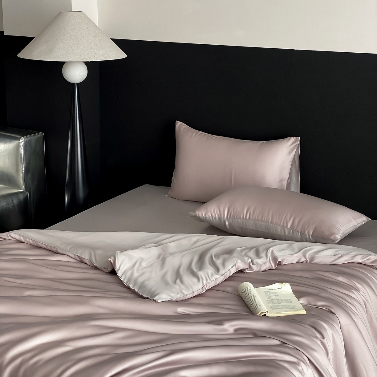 91家纺网 家纺一手货源 找家纺 群鹿蚕丝羽绒馆 2025新款60支兰精天丝纯色双拼四件套 夜影凝香-霜华银