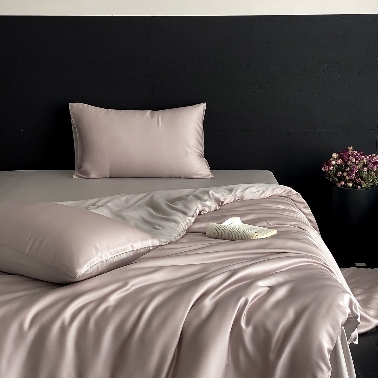 91家纺网 家纺一手货源 找家纺 群鹿蚕丝羽绒馆 2025新款60支兰精天丝纯色双拼四件套 夜影凝香-霜华银