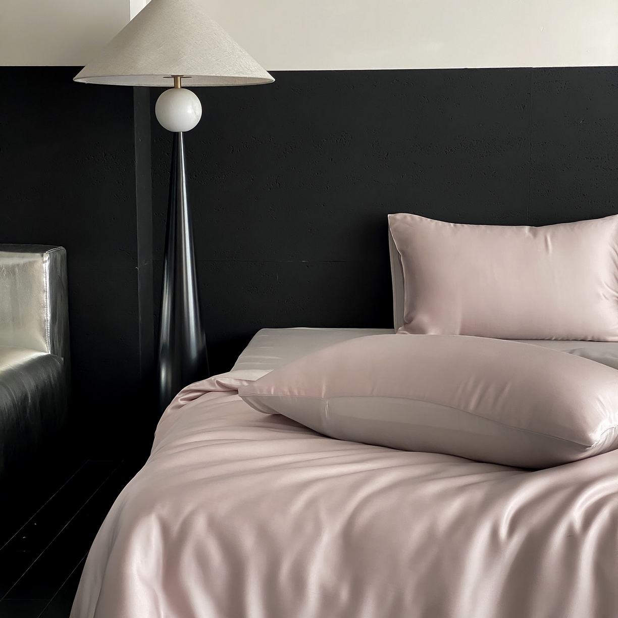 91家纺网 家纺一手货源 找家纺 群鹿蚕丝羽绒馆 2025新款60支兰精天丝纯色双拼四件套 夜影凝香-霜华银