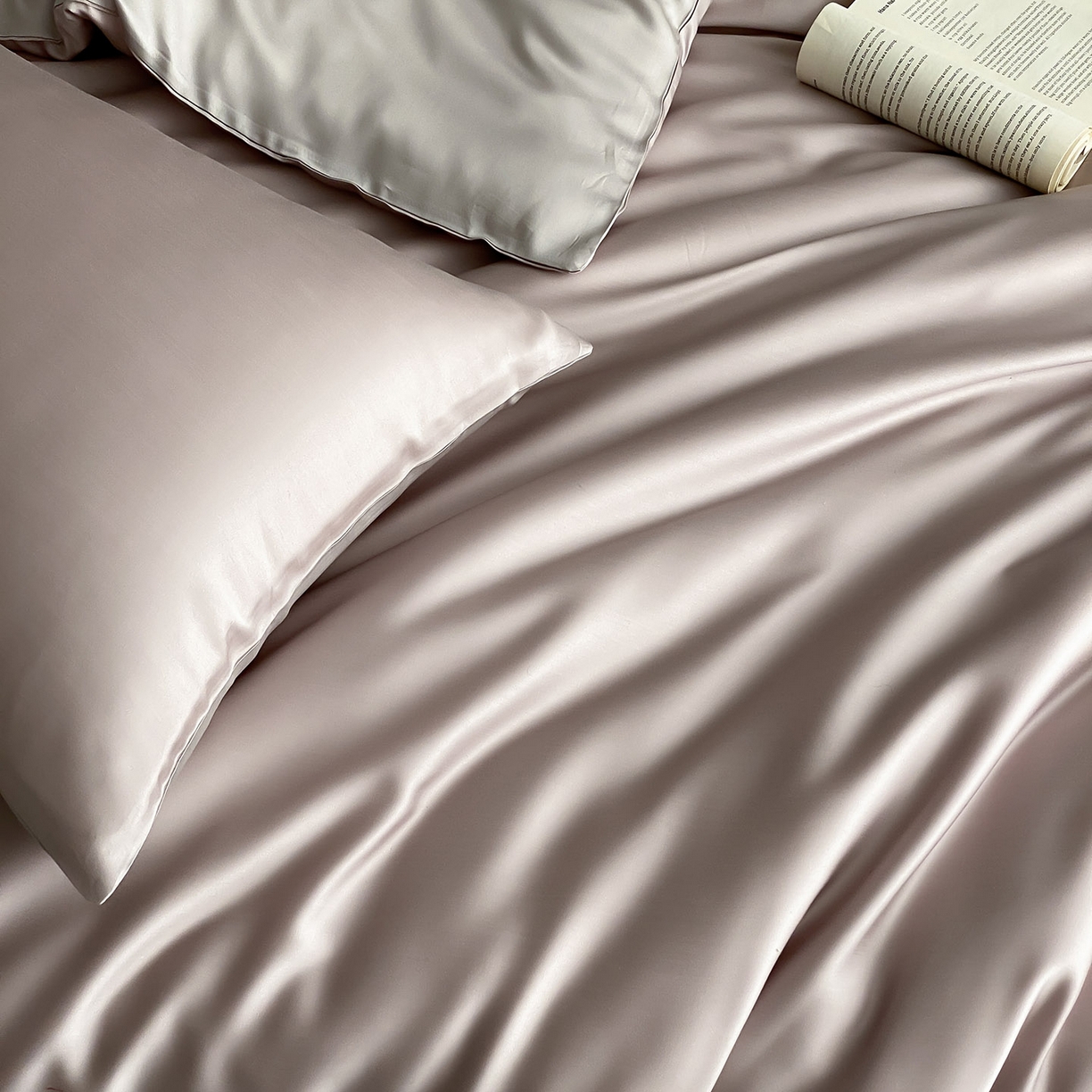 91家纺网 家纺一手货源 找家纺 群鹿蚕丝羽绒馆 2025新款60支兰精天丝纯色双拼四件套 夜影凝香-霜华银