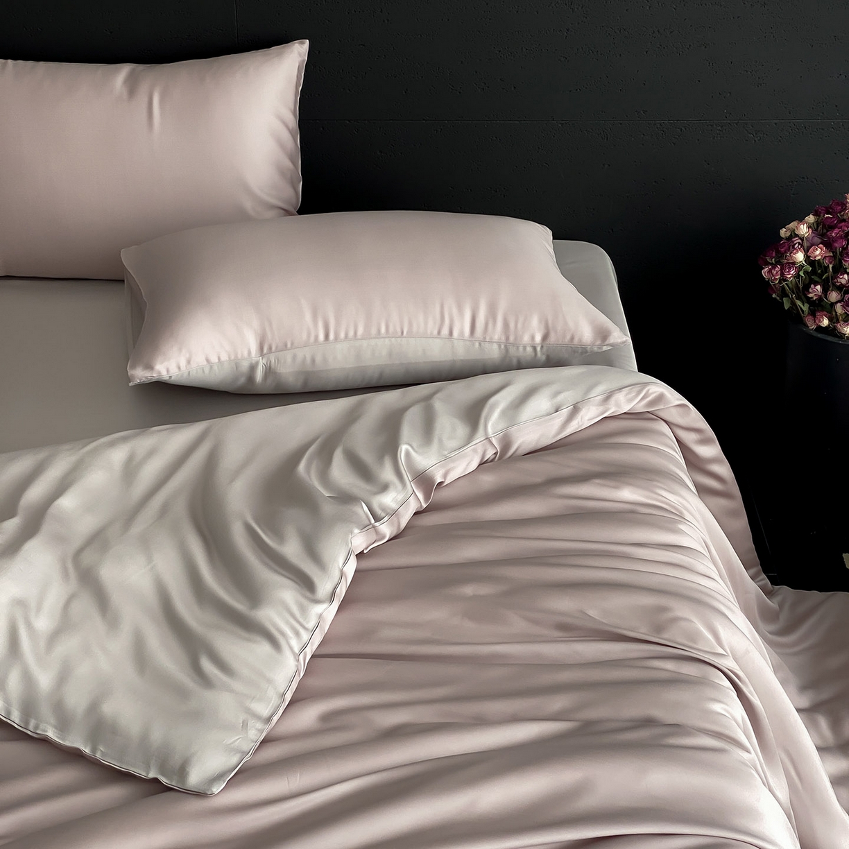 91家纺网 家纺一手货源 找家纺 群鹿蚕丝羽绒馆 2025新款60支兰精天丝纯色双拼四件套 夜影凝香-霜华银