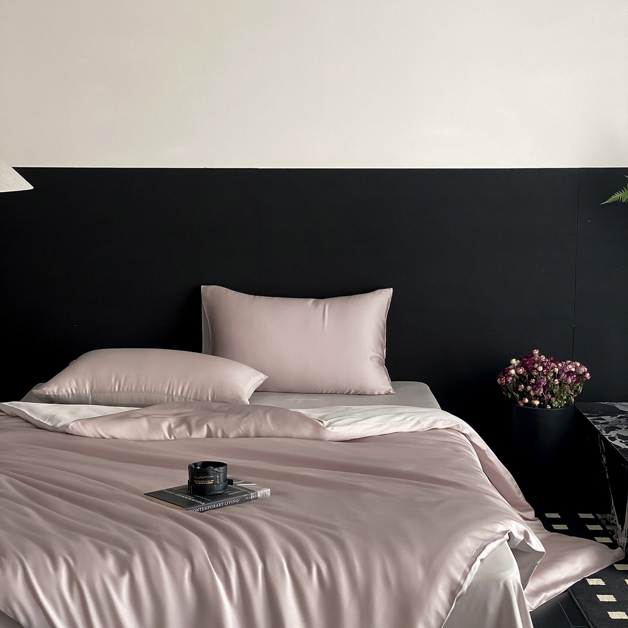 91家纺网 家纺一手货源 找家纺 群鹿蚕丝羽绒馆 2025新款60支兰精天丝纯色双拼四件套 夜影凝香-霜华银