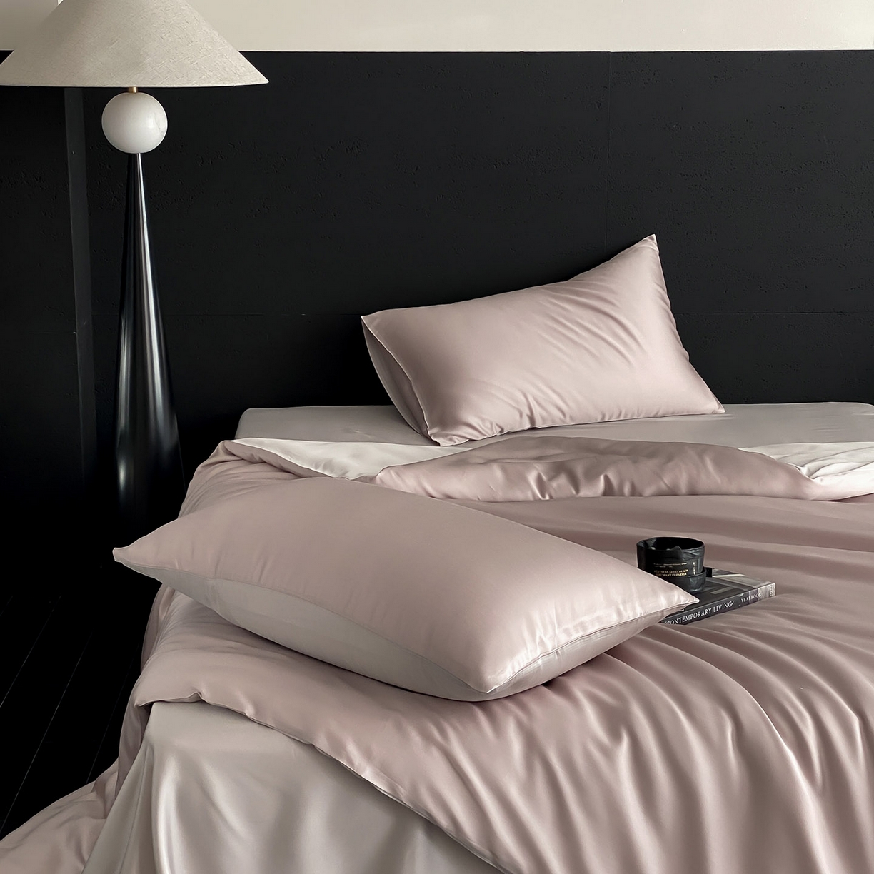 91家纺网 家纺一手货源 找家纺 群鹿蚕丝羽绒馆 2025新款60支兰精天丝纯色双拼四件套 夜影凝香-霜华银