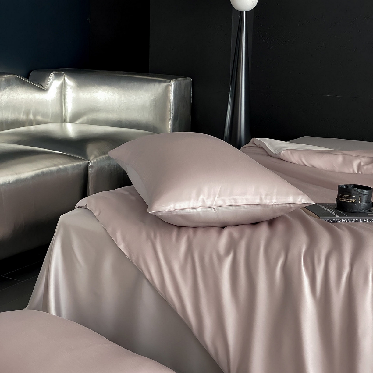 91家纺网 家纺一手货源 找家纺 群鹿蚕丝羽绒馆 2025新款60支兰精天丝纯色双拼四件套 夜影凝香-霜华银