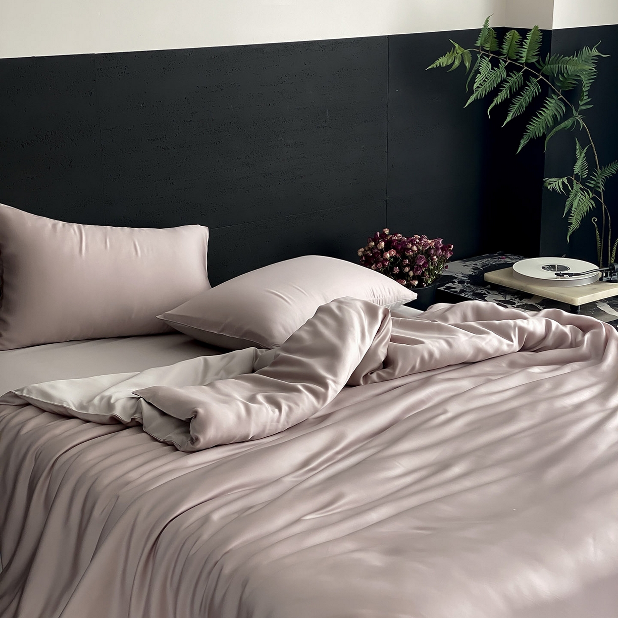 91家纺网 家纺一手货源 找家纺 群鹿蚕丝羽绒馆 2025新款60支兰精天丝纯色双拼四件套 夜影凝香-霜华银