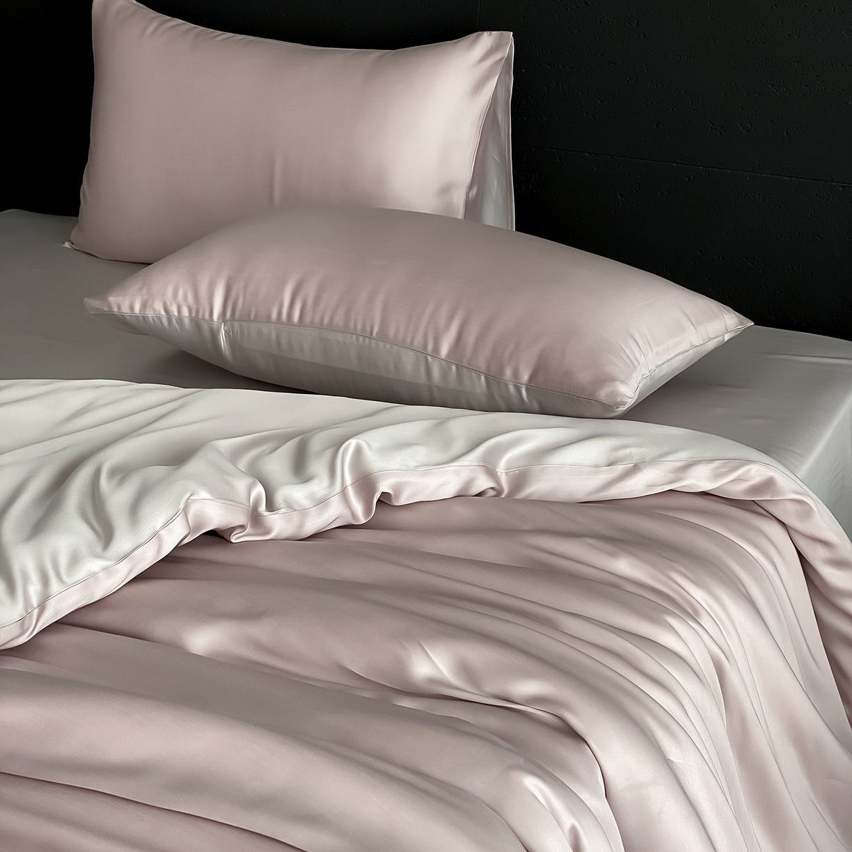 91家纺网 家纺一手货源 找家纺 群鹿蚕丝羽绒馆 2025新款60支兰精天丝纯色双拼四件套 夜影凝香-霜华银