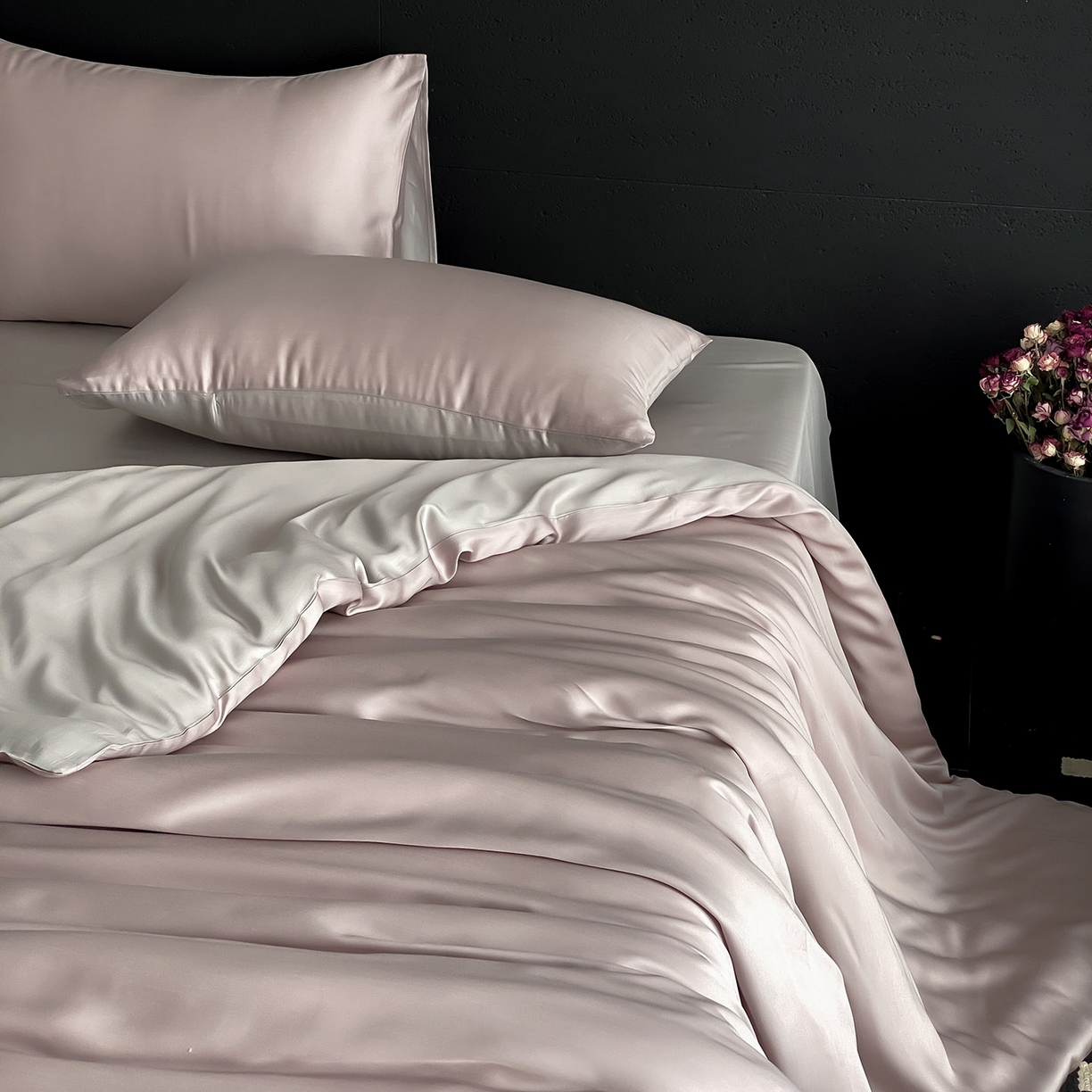 91家纺网 家纺一手货源 找家纺 群鹿蚕丝羽绒馆 2025新款60支兰精天丝纯色双拼四件套 夜影凝香-霜华银