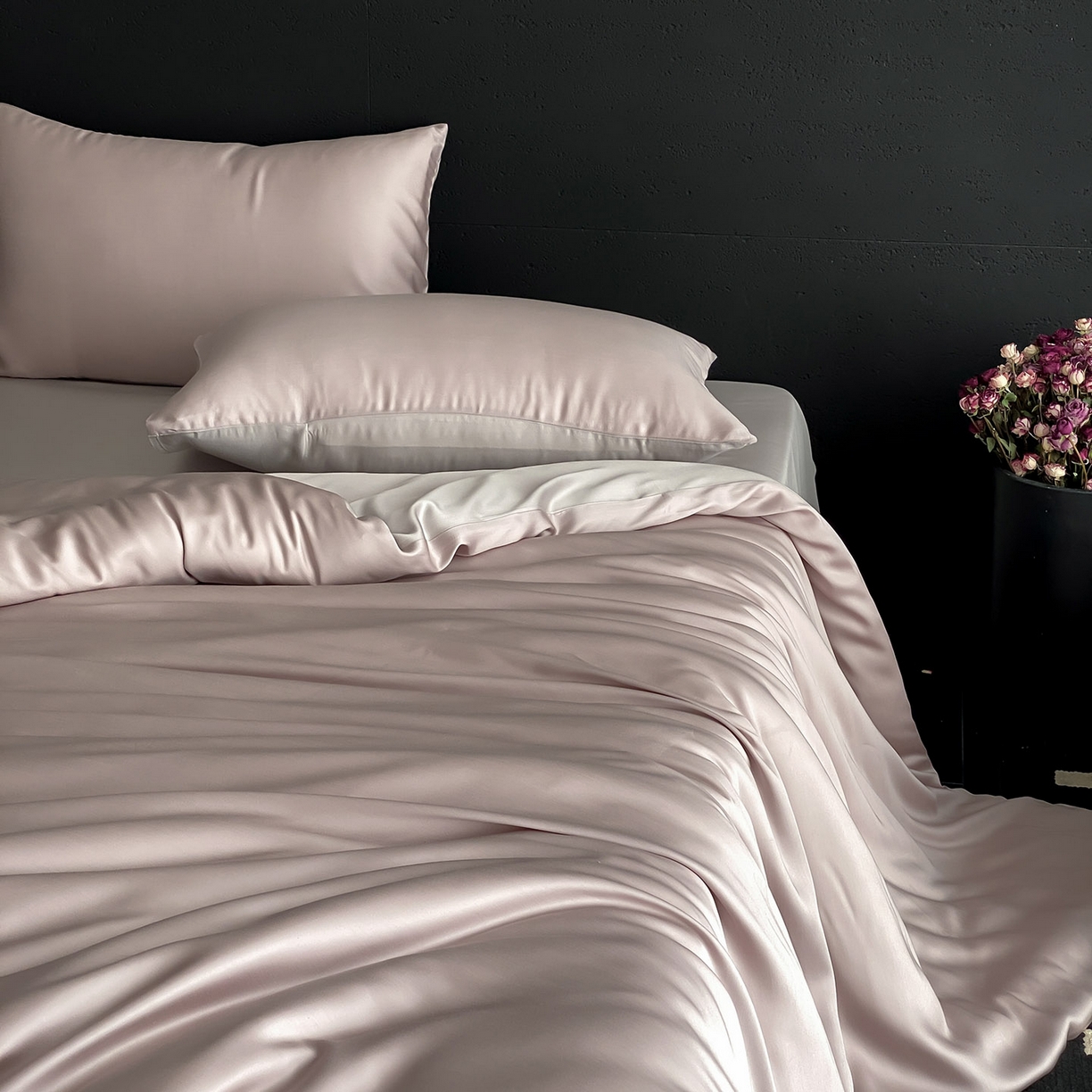 91家纺网 家纺一手货源 找家纺 群鹿蚕丝羽绒馆 2025新款60支兰精天丝纯色双拼四件套 夜影凝香-霜华银