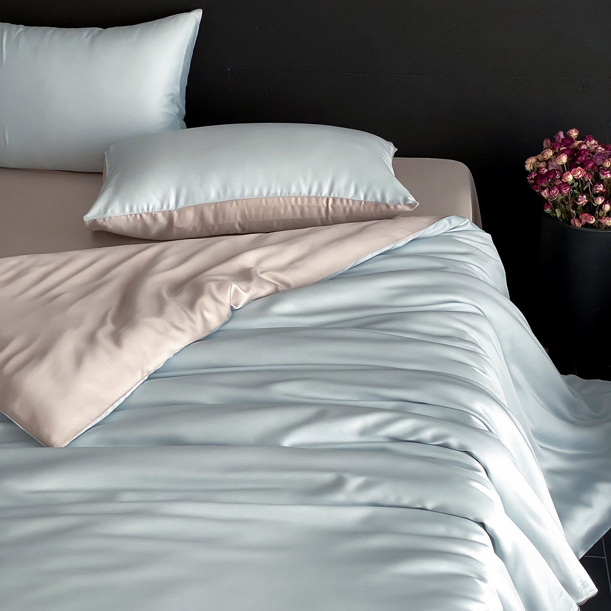 91家纺网 家纺一手货源 找家纺 群鹿蚕丝羽绒馆 2025新款60支兰精天丝纯色双拼四件套 映霜蓝-霜华银