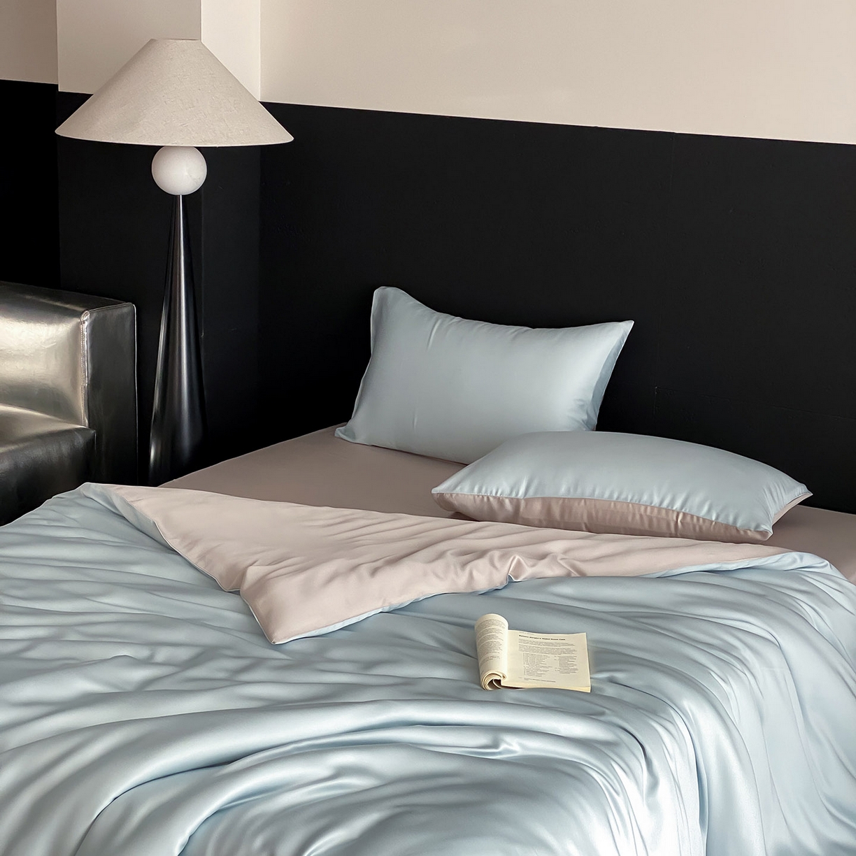 91家纺网 家纺一手货源 找家纺 群鹿蚕丝羽绒馆 2025新款60支兰精天丝纯色双拼四件套 映霜蓝-霜华银