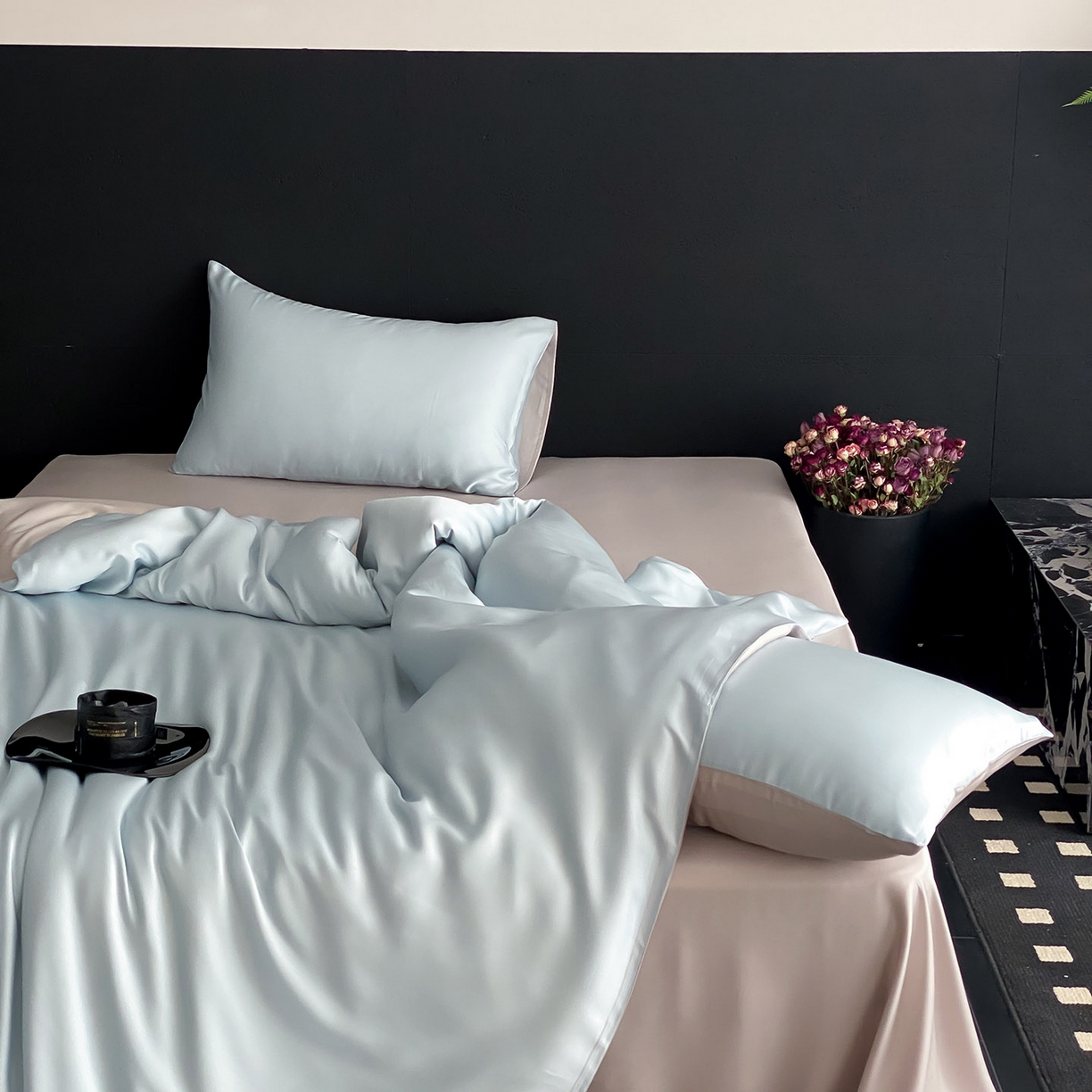 91家纺网 家纺一手货源 找家纺 群鹿蚕丝羽绒馆 2025新款60支兰精天丝纯色双拼四件套 映霜蓝-霜华银