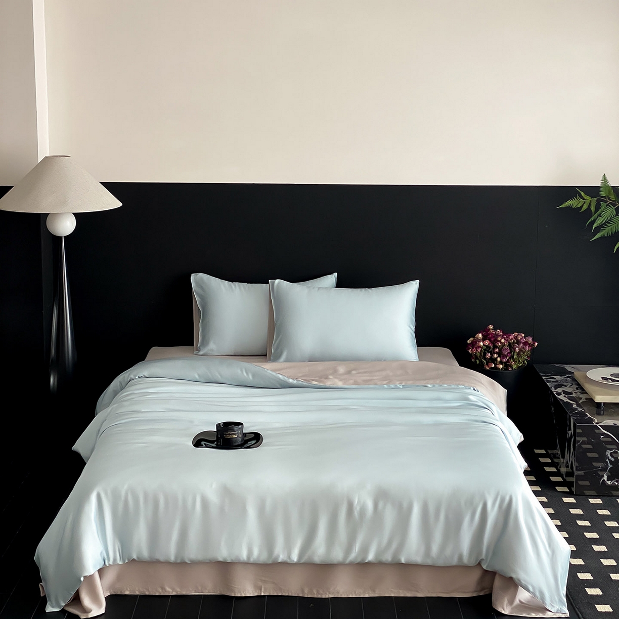 91家纺网 家纺一手货源 找家纺 群鹿蚕丝羽绒馆 2025新款60支兰精天丝纯色双拼四件套 映霜蓝-霜华银