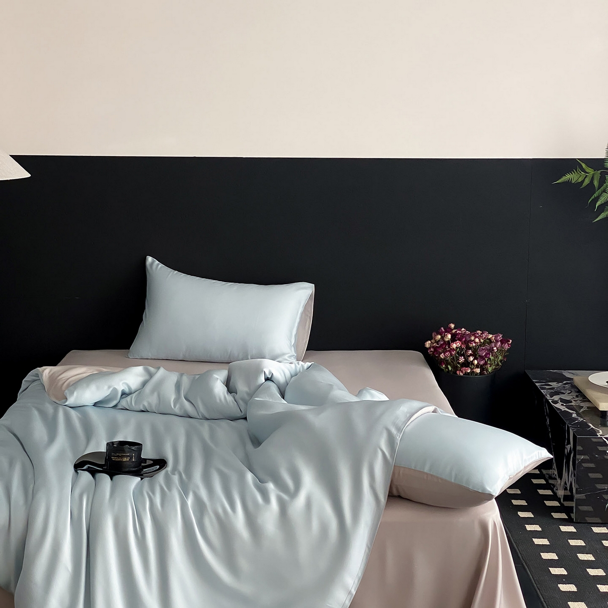 91家纺网 家纺一手货源 找家纺 群鹿蚕丝羽绒馆 2025新款60支兰精天丝纯色双拼四件套 映霜蓝-霜华银