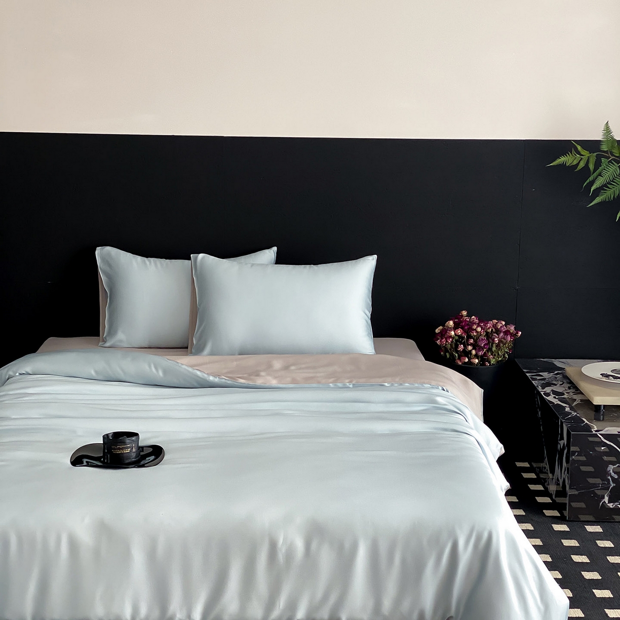 91家纺网 家纺一手货源 找家纺 群鹿蚕丝羽绒馆 2025新款60支兰精天丝纯色双拼四件套 映霜蓝-霜华银