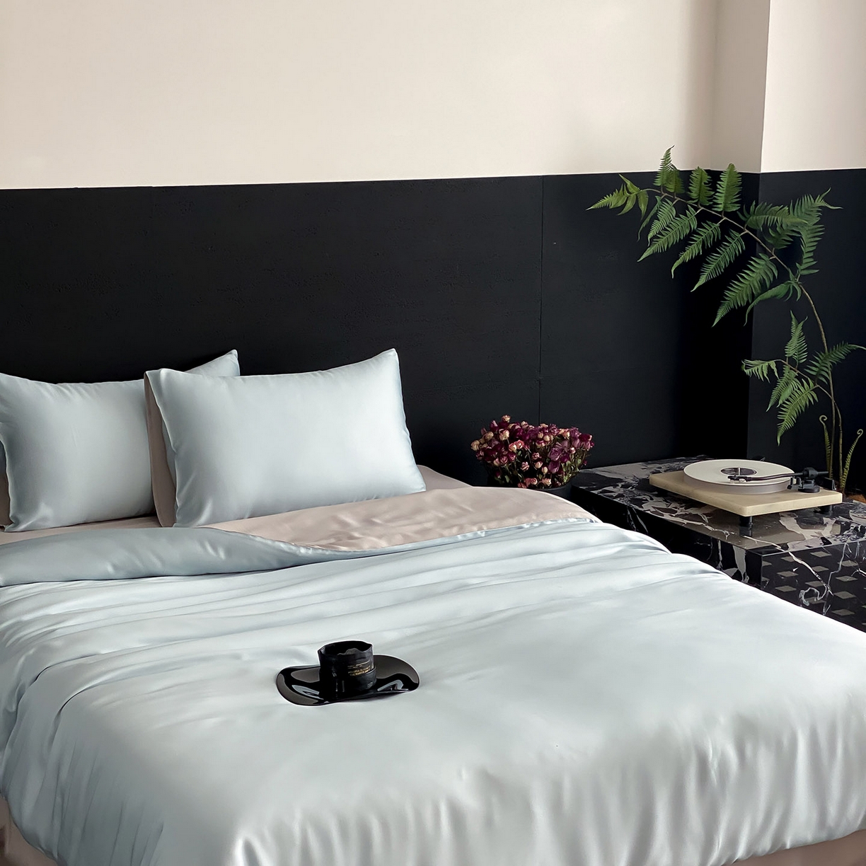 91家纺网 家纺一手货源 找家纺 群鹿蚕丝羽绒馆 2025新款60支兰精天丝纯色双拼四件套 映霜蓝-霜华银