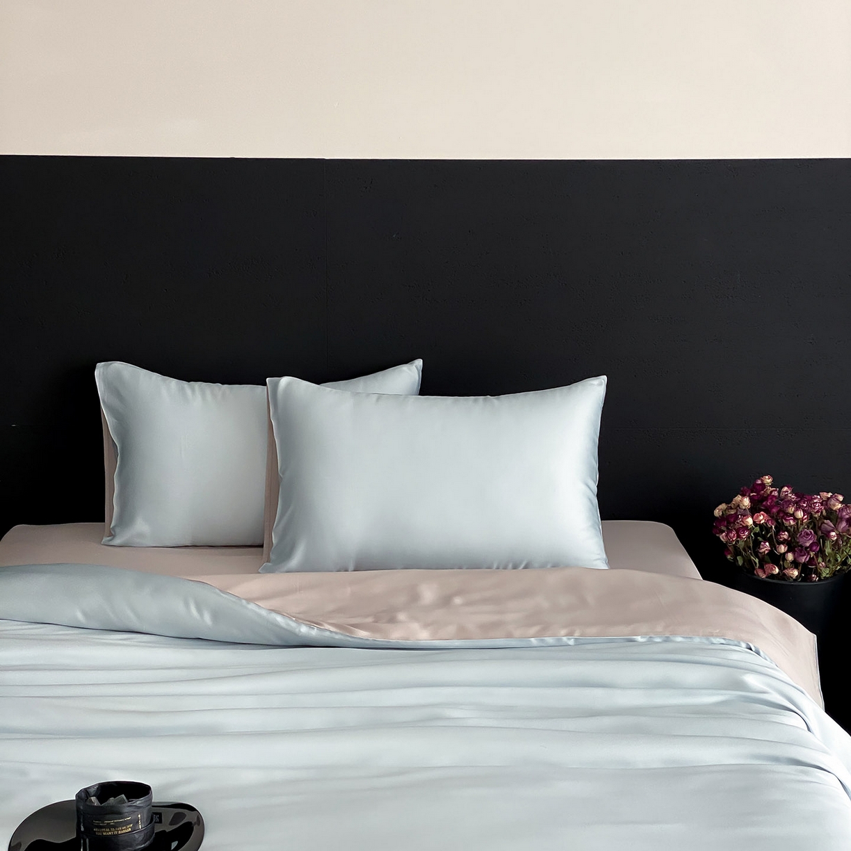 91家纺网 家纺一手货源 找家纺 群鹿蚕丝羽绒馆 2025新款60支兰精天丝纯色双拼四件套 映霜蓝-霜华银