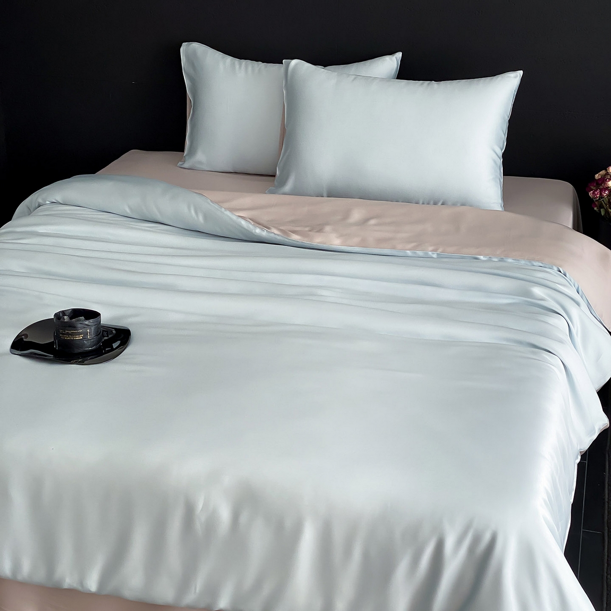 91家纺网 家纺一手货源 找家纺 群鹿蚕丝羽绒馆 2025新款60支兰精天丝纯色双拼四件套 映霜蓝-霜华银