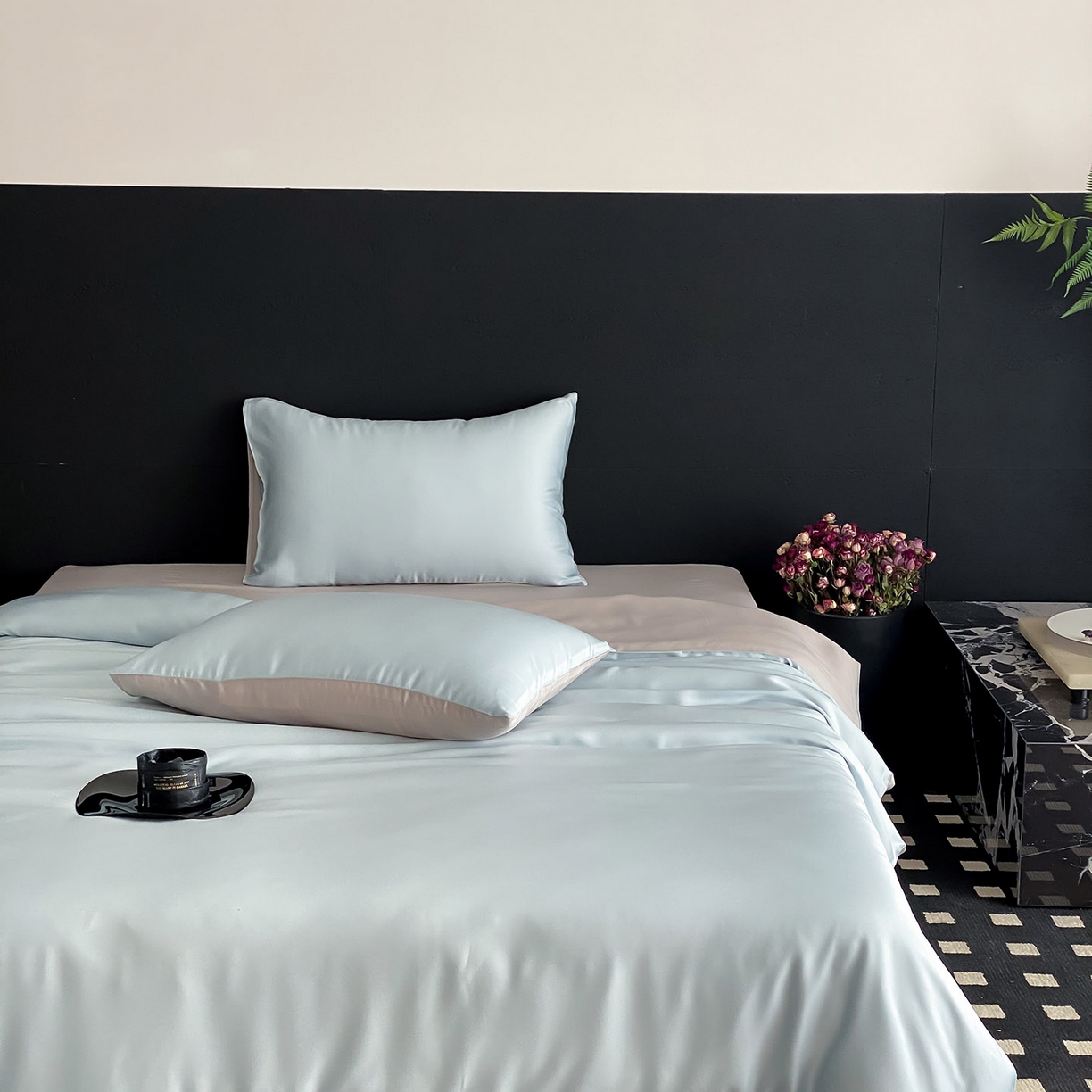 91家纺网 家纺一手货源 找家纺 群鹿蚕丝羽绒馆 2025新款60支兰精天丝纯色双拼四件套 映霜蓝-霜华银