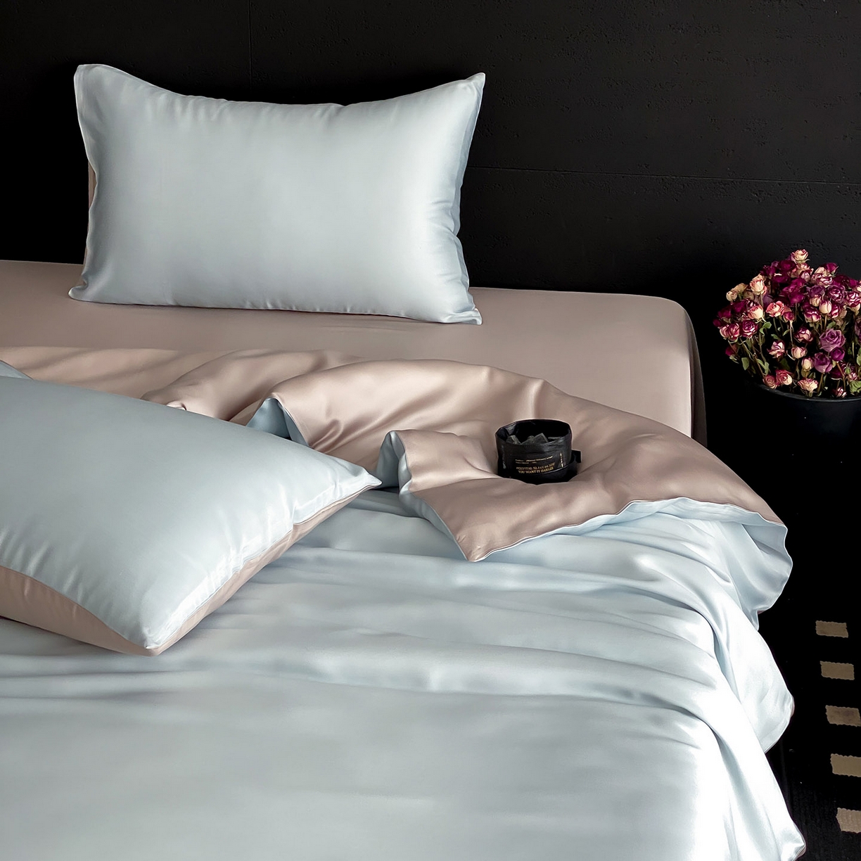 91家纺网 家纺一手货源 找家纺 群鹿蚕丝羽绒馆 2025新款60支兰精天丝纯色双拼四件套 映霜蓝-霜华银