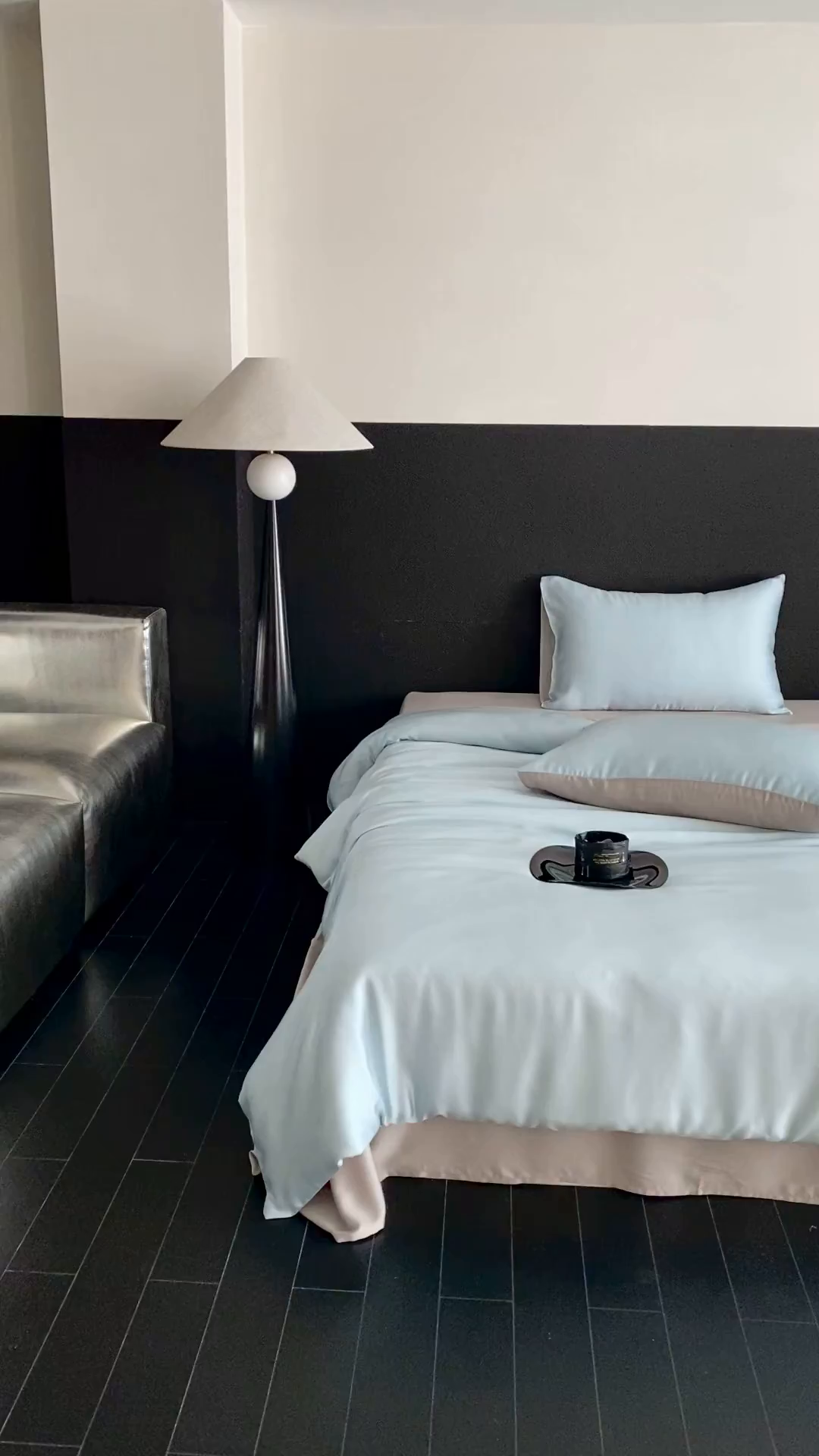 91家纺网 家纺一手货源 找家纺 群鹿蚕丝羽绒馆 2025新款60支兰精天丝纯色双拼四件套 映霜蓝-霜华银