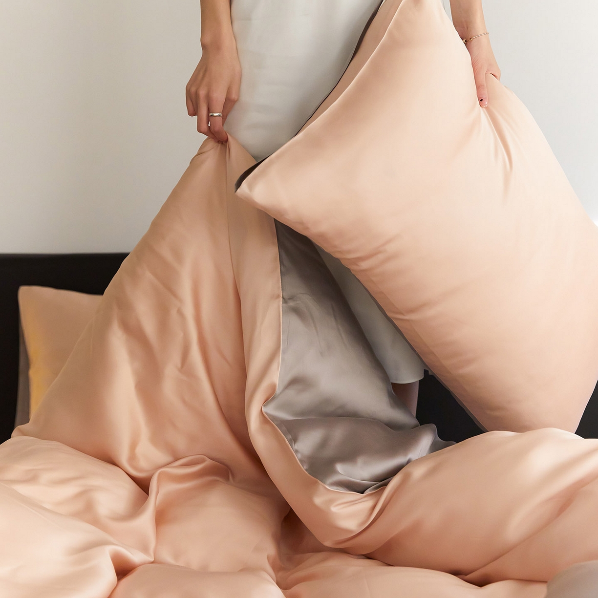 91家纺网 家纺一手货源 找家纺 群鹿蚕丝羽绒馆 2025新款60支兰精天丝纯色双拼四件套 月光色-岩石灰