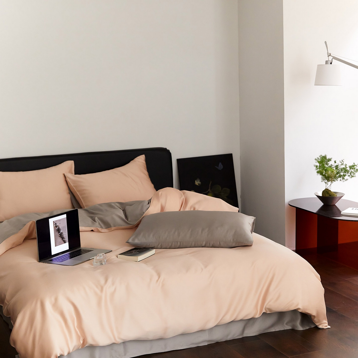 91家纺网 家纺一手货源 找家纺 群鹿蚕丝羽绒馆 2025新款60支兰精天丝纯色双拼四件套 月光色-岩石灰