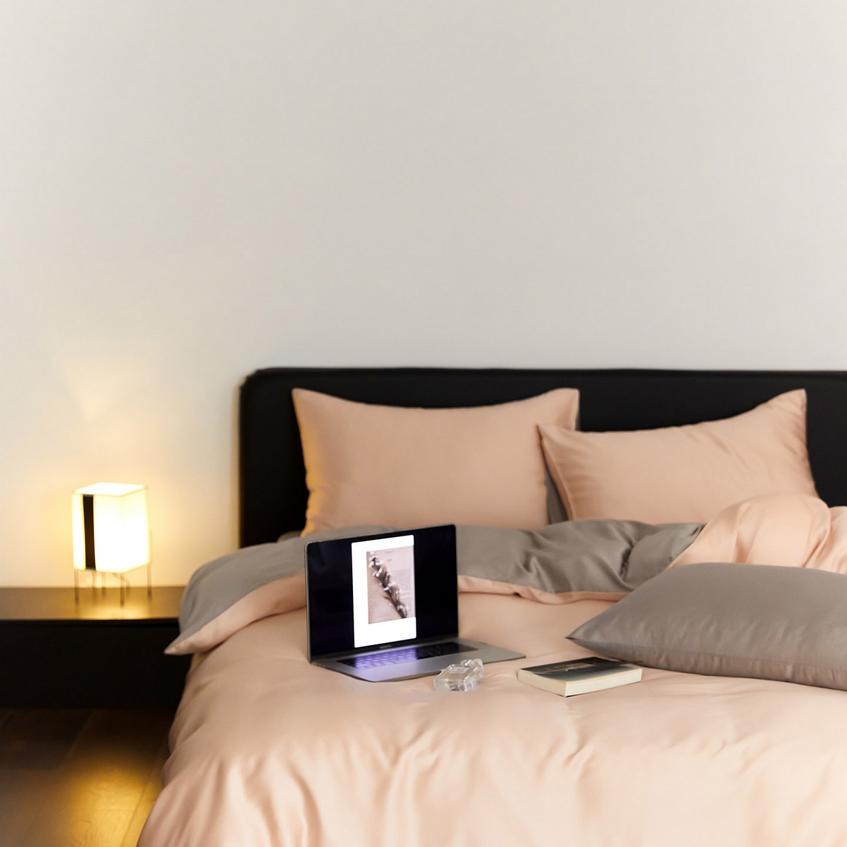 91家纺网 家纺一手货源 找家纺 群鹿蚕丝羽绒馆 2025新款60支兰精天丝纯色双拼四件套 月光色-岩石灰