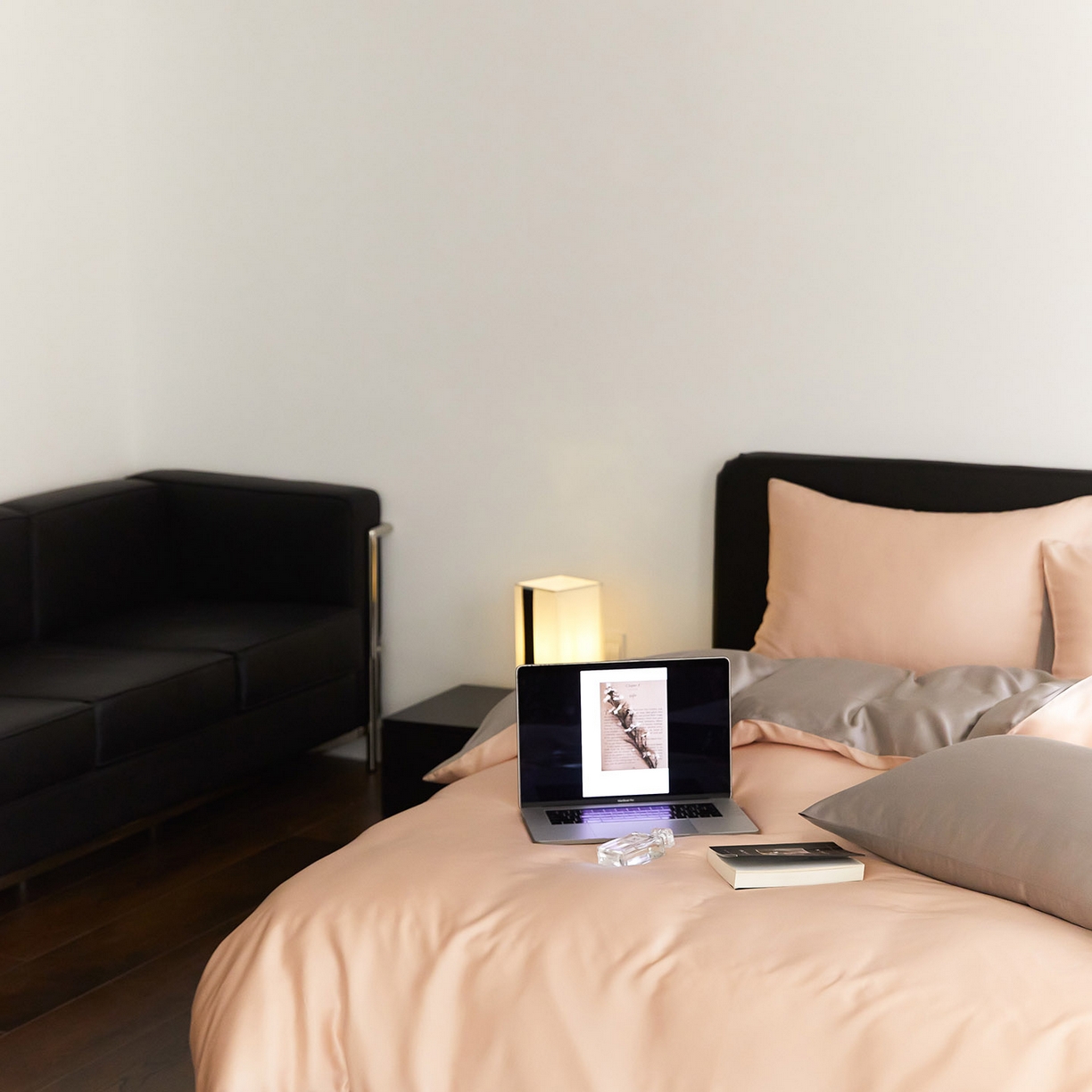 91家纺网 家纺一手货源 找家纺 群鹿蚕丝羽绒馆 2025新款60支兰精天丝纯色双拼四件套 月光色-岩石灰