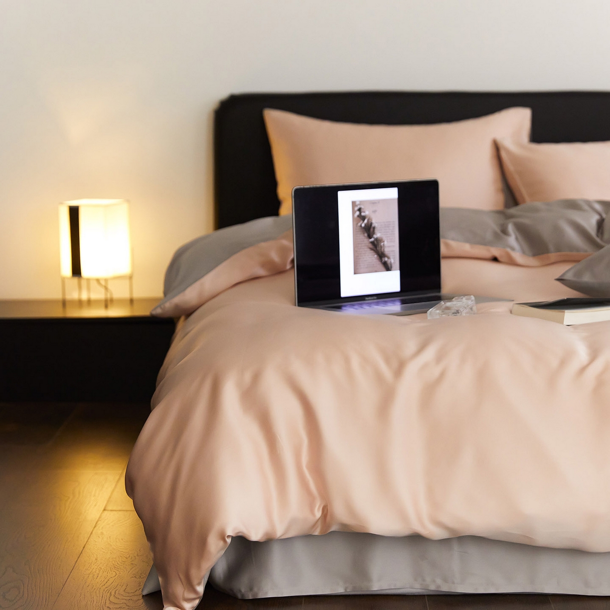 91家纺网 家纺一手货源 找家纺 群鹿蚕丝羽绒馆 2025新款60支兰精天丝纯色双拼四件套 月光色-岩石灰