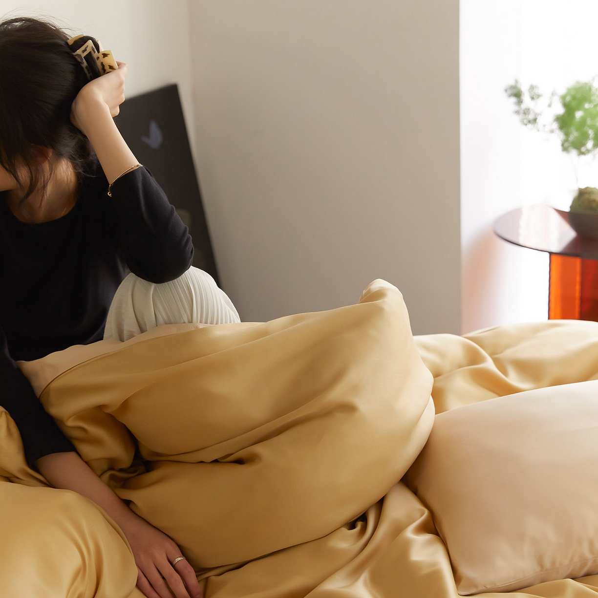 91家纺网 家纺一手货源 找家纺 群鹿蚕丝羽绒馆 2025新款60支兰精天丝纯色双拼四件套 芝士黄-沙茶色