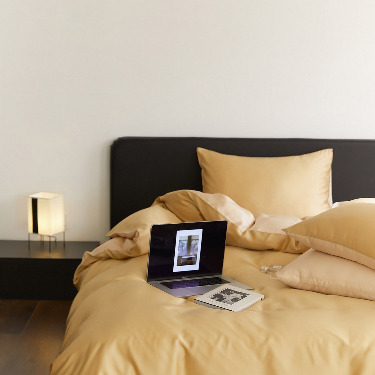 91家纺网 家纺一手货源 找家纺 群鹿蚕丝羽绒馆 2025新款60支兰精天丝纯色双拼四件套 芝士黄-沙茶色