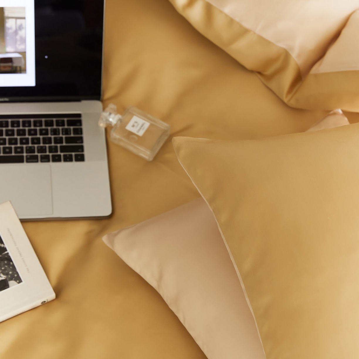 91家纺网 家纺一手货源 找家纺 群鹿蚕丝羽绒馆 2025新款60支兰精天丝纯色双拼四件套 芝士黄-沙茶色